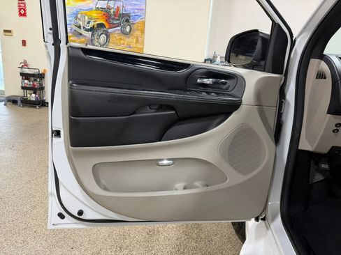 Used 2019 Dodge Grand Caravan SXT FWD image 32