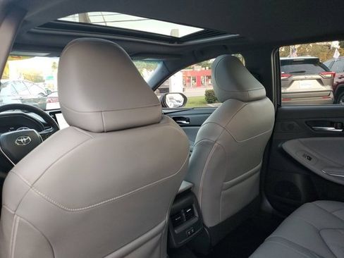 Used 2020 Toyota Avalon XLE w/ Moonroof Package image 10