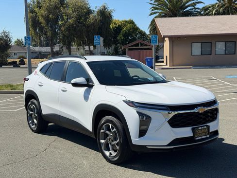 Used 2025 Chevrolet Trax LT w/ LPO, Blackout Package FWD image 7