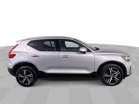 Used 2023 Volvo XC40 B5 Core image 9