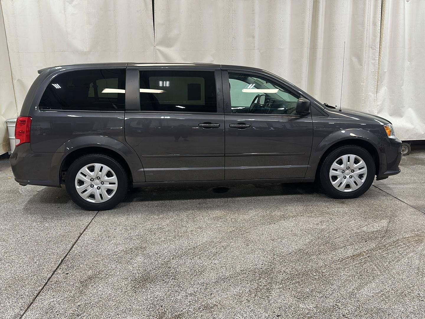 Used 2015 Dodge Grand Caravan SE w/ Quick Order Package 29E SE FWD image 6