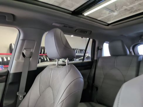 Used 2024 Toyota Highlander Platinum image 31