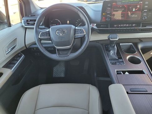 Used 2022 Toyota Sienna XLE image 9