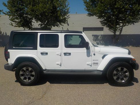 Used 2018 Jeep Wrangler Unlimited Sahara AWD/4WD image 8