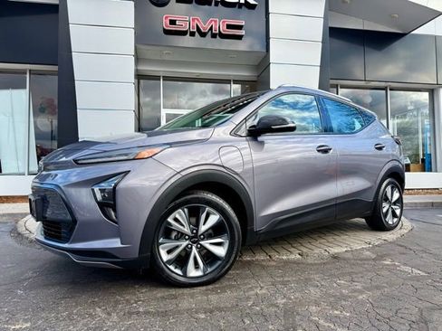 Used 2022 Chevrolet Bolt EUV LT w/ Convenience Package image 3