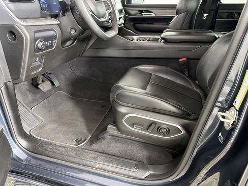 Used 2024 Jeep Wagoneer L Series II w/ Flexible Seating Group AWD/4WD image 10
