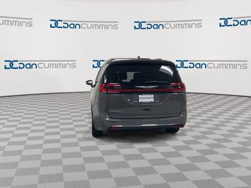 Used 2021 Chrysler Pacifica Touring w/ Uconnect Theater Family Group FWD image 7