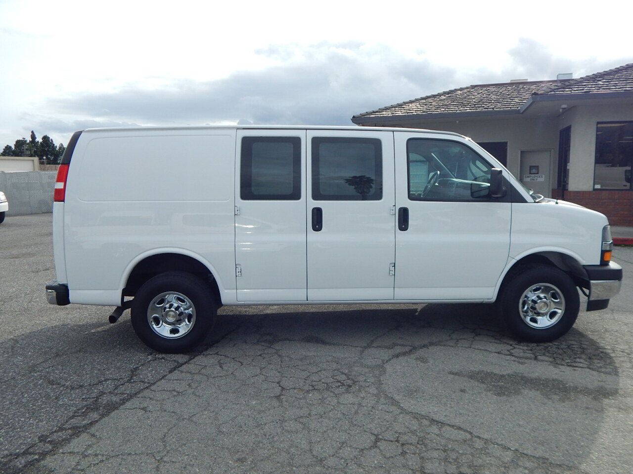 Used 2024 Chevrolet Express 2500 w/ Driver Convenience Package RWD image 9