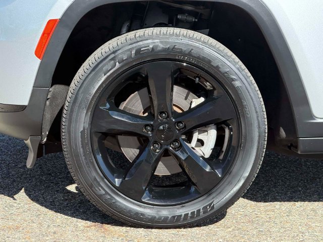 Used 2023 Jeep Grand Cherokee L Laredo AWD/4WD image 9
