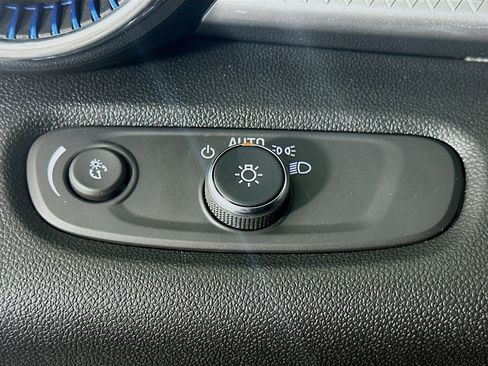 Used 2025 Chevrolet Trax LT w/ LT Convenience Package image 16