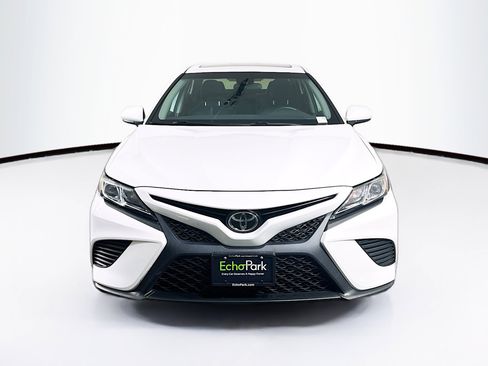 Used 2020 Toyota Camry SE image 2