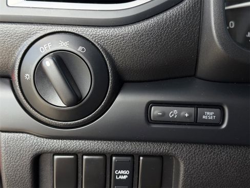 Used 2018 Nissan Titan S image 27