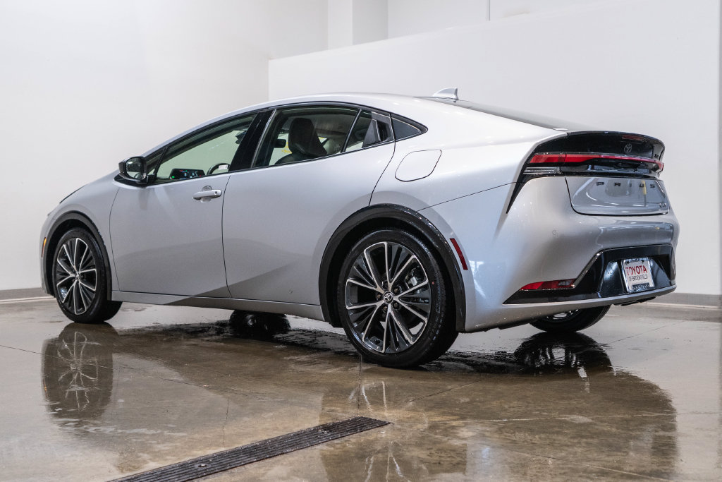 Certified 2025 Toyota Prius XLE FWD image 7