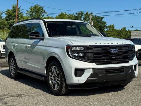 Used 2025 Ford Expedition Active AWD/4WD image 1