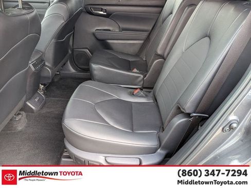 Used 2025 Toyota Highlander XLE AWD/4WD image 34