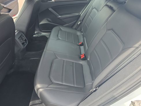 Used 2016 Volkswagen Passat 1.8T SE FWD image 17