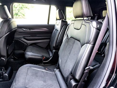 New 2025 Jeep Grand Cherokee L Altitude image 18