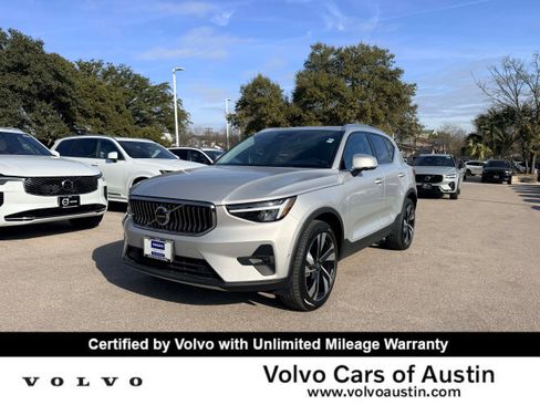 Certified 2025 Volvo XC40 B5 Plus image 1