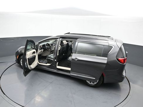 Used 2017 Chrysler Pacifica Touring-L image 44