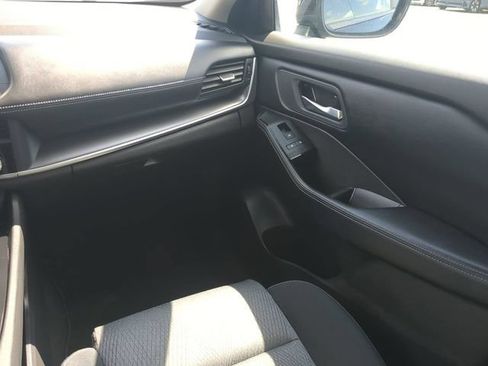 Used 2024 Nissan Rogue SV FWD image 16