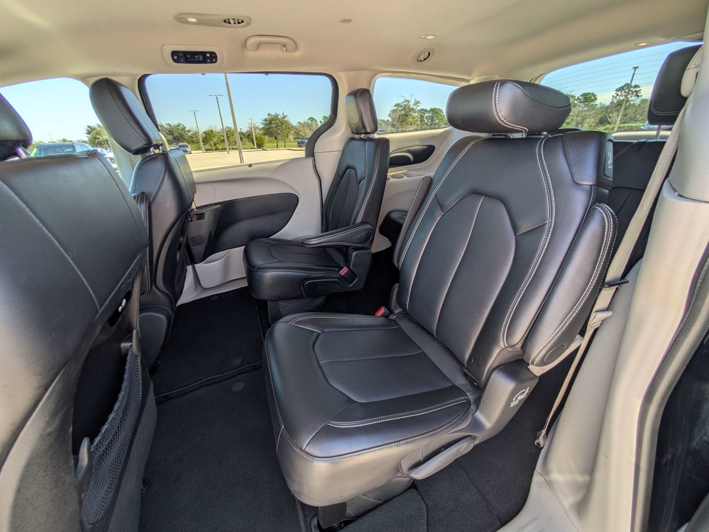 Used 2024 Chrysler Pacifica Touring-L FWD image 14