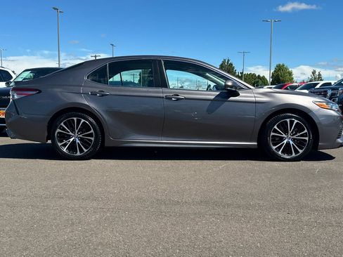 Used 2018 Toyota Camry SE w/ Moonroof Package FWD image 3