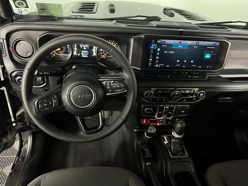 Used 2025 Jeep Wrangler Unlimited Rubicon image 15