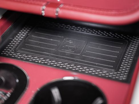 Used 2025 Bentley Bentayga image 50