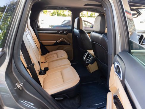 Used 2016 Porsche Cayenne w/ Premium Package image 25