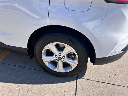 Used 2023 Ford Edge SE image 5