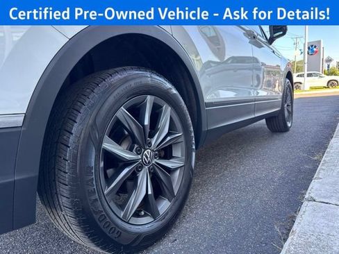 Certified 2024 Volkswagen Tiguan SE w/ Panoramic Sunroof Package AWD/4WD image 24