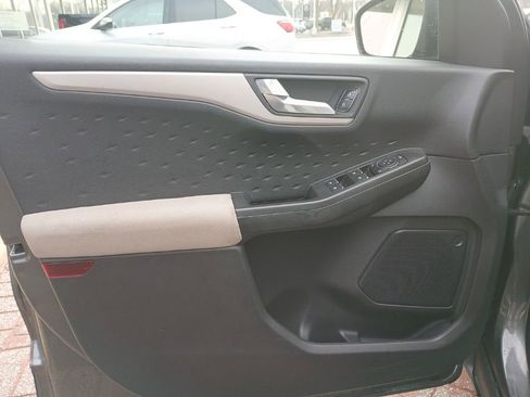 Used 2020 Ford Escape SE image 12