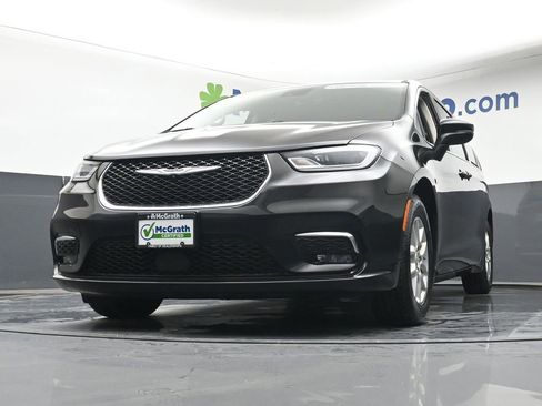 Used 2023 Chrysler Pacifica Touring-L FWD image 7