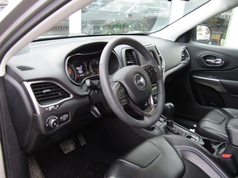 Used 2020 Jeep Cherokee Latitude Plus image 14