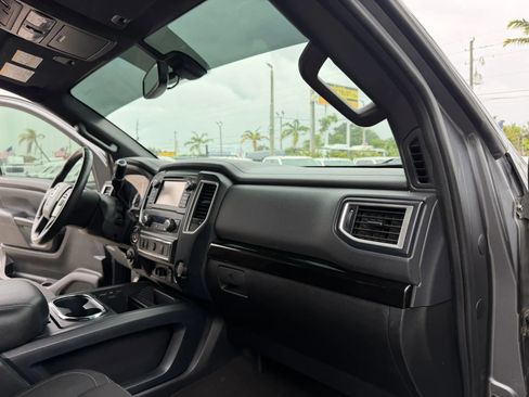 Used 2018 Nissan Titan SV w/ SV Convenience Package AWD/4WD image 19
