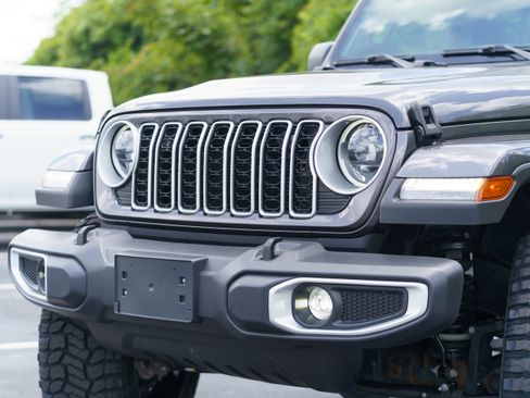 Used 2025 Jeep Wrangler Unlimited Sahara AWD/4WD image 35