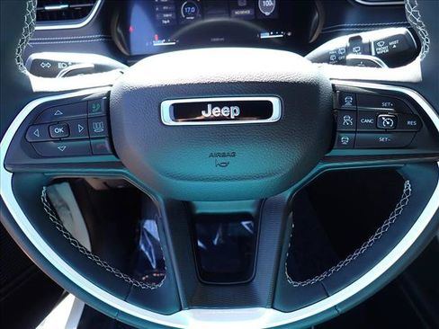 Used 2023 Jeep Grand Cherokee Altitude AWD/4WD image 16