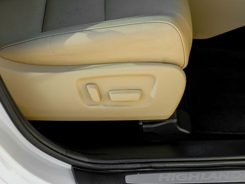 Used 2019 Toyota Highlander Limited FWD image 40