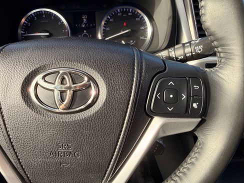 Used 2014 Toyota Highlander XLE image 17