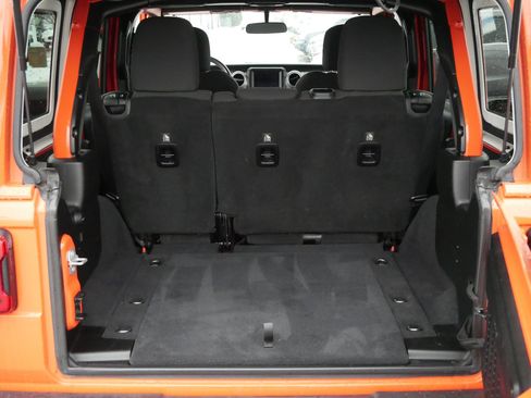 Used 2019 Jeep Wrangler Unlimited Sahara w/ Cold Weather Group image 18