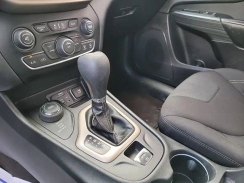 Used 2016 Jeep Cherokee Latitude w/ Cold Weather Group AWD/4WD image 16