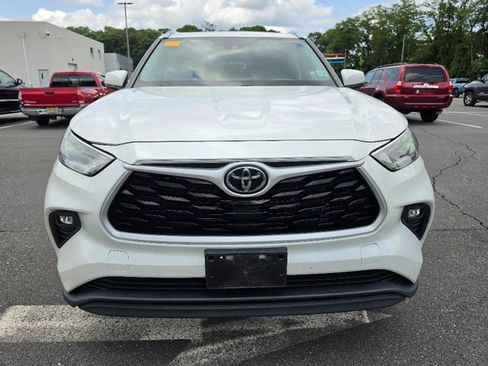 Used 2021 Toyota Highlander XLE AWD/4WD image 2