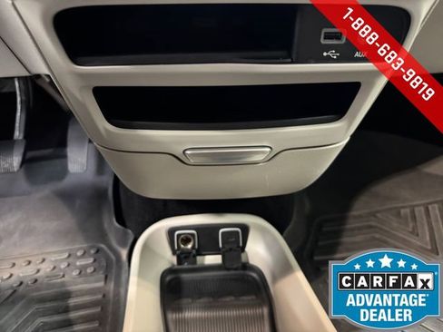 Used 2018 Chrysler Pacifica Touring-L image 17