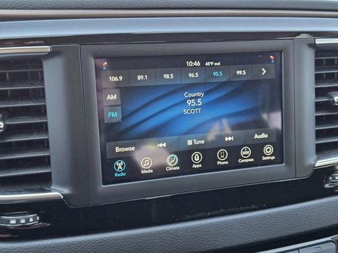 Used 2018 Chrysler Pacifica L image 18