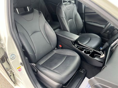 Used 2017 Toyota Prius Prime Premium image 19