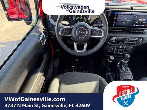 Used 2025 Jeep Wrangler Sahara image 14