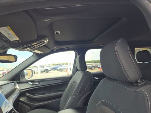Used 2024 Jeep Grand Cherokee Laredo X AWD/4WD image 2