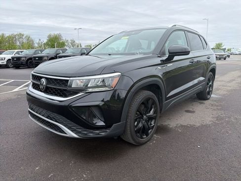 Used 2023 Volkswagen Taos SE w/ Black Wheel Package image 2