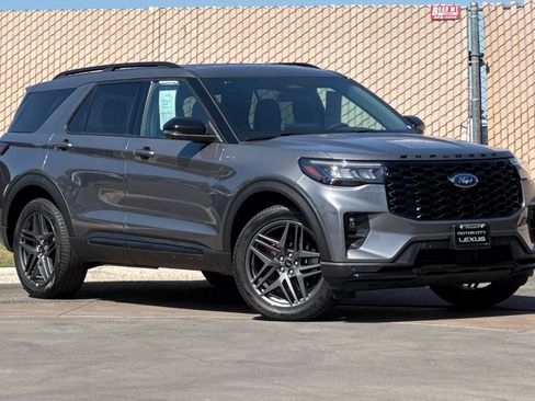 Used 2025 Ford Explorer ST-Line w/ ST-Line Street Pack AWD/4WD image 2