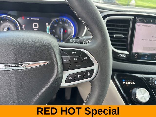 Used 2023 Chrysler Pacifica Touring-L FWD image 17